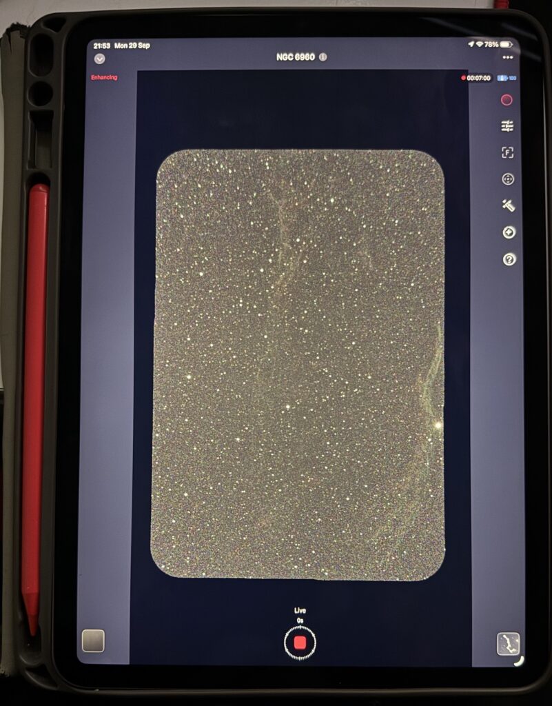 Tablet wyświetlający żywe pole gwiezdne, prezentujący głęboką scenę kosmiczną wypełnioną migoczącymi gwiazdami.