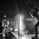 Scena na koncercie wraz z muzykami I publicznością