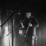 Scena na koncercie wraz z muzykami