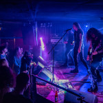 Scena na koncercie wraz z muzykami. Koncert zespołu THVN.