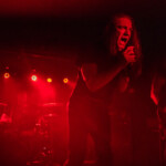 Scena na koncercie wraz z muzykami