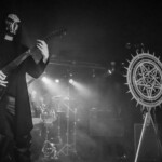 Scena na koncercie wraz z muzykami