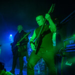 Scena na koncercie wraz z muzykami