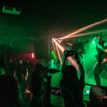 Scena na koncercie wraz z muzykami I publicznością. Koncert zespołu Doomas.