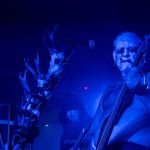 Scena na koncercie wraz z muzykami