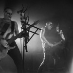 Scena na koncercie wraz z muzykami