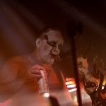 Scena na koncercie wraz z muzykami