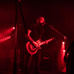 Scena na koncercie wraz z muzykami