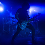 Scena na koncercie wraz z muzykami