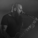 Scena na koncercie wraz z muzykami